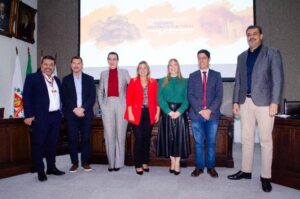Da esquerda para a direita: André Ursini (Wordcom Brasil) Rogério Conde Dir. da ACS, Luciana Leite Sec. Executiva de Turismo SP, Selley Storino Sec. de Turismo de Santos, Marilia Marton Sec. de Cultura SP, Fabricio Lopes Sec. de Turismo de Cubatão e Sérgio França Coelho do Protagonismo Cidadão